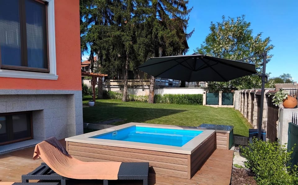 Hot Tub, Swimming pool