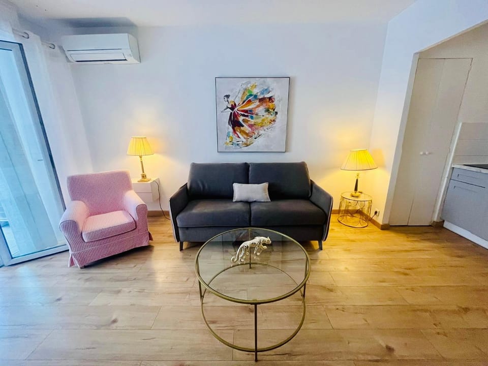 Living room, Seating area, air conditioner
