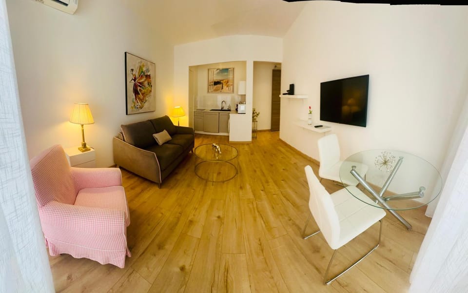 Communal lounge/ TV room, TV and multimedia, Kitchen or kitchenette, Living room, Seating area
