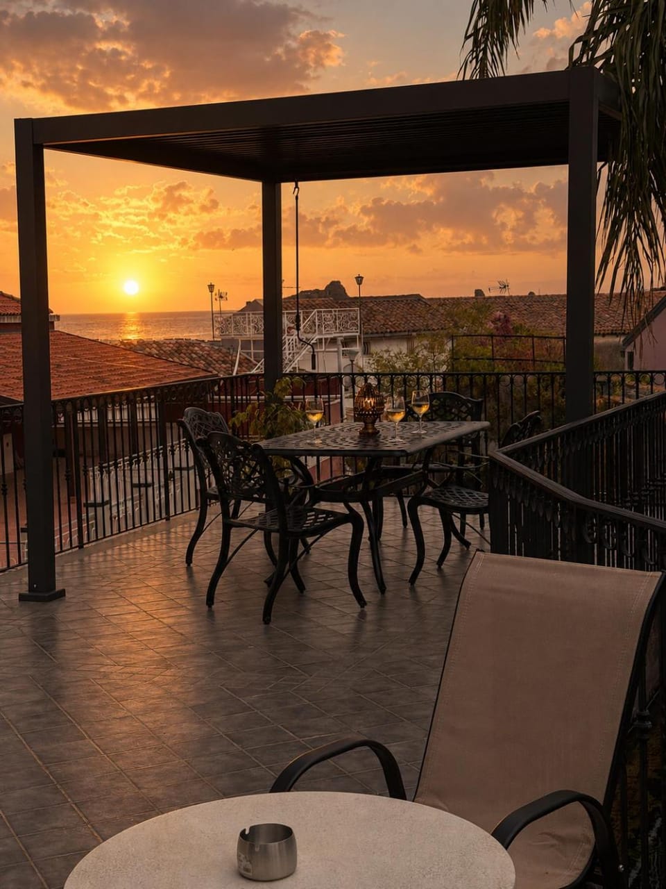 Patio, Natural landscape, View (from property/room), Balcony/Terrace, Dining area, Lake view, Sea view, Sunrise, Sunset