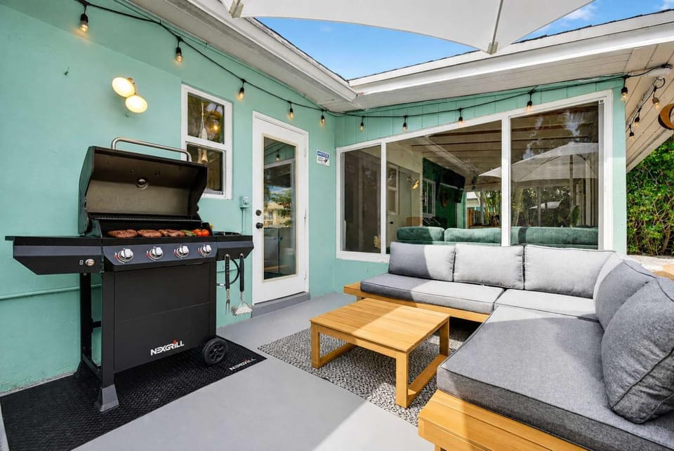Manatee Manors Private Waterfront Home with Heated Pool House in Wilton Manors