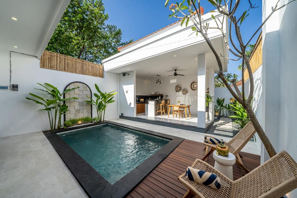 Property building, Restaurant/places to eat, Swimming pool, sunbed