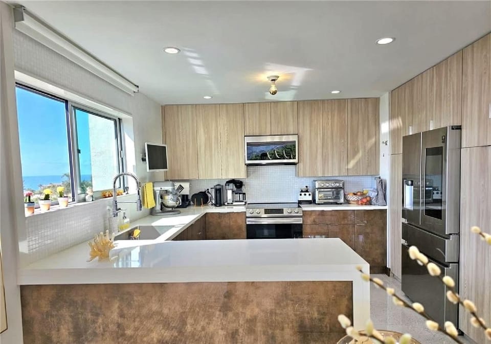 Kitchen or kitchenette, dishwasher, minibar, oven, stove, toaster