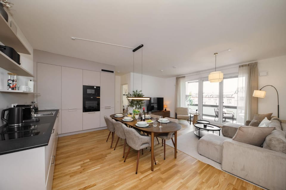 Coffee/tea facilities, Kitchen or kitchenette, Living room, Seating area, Dining area