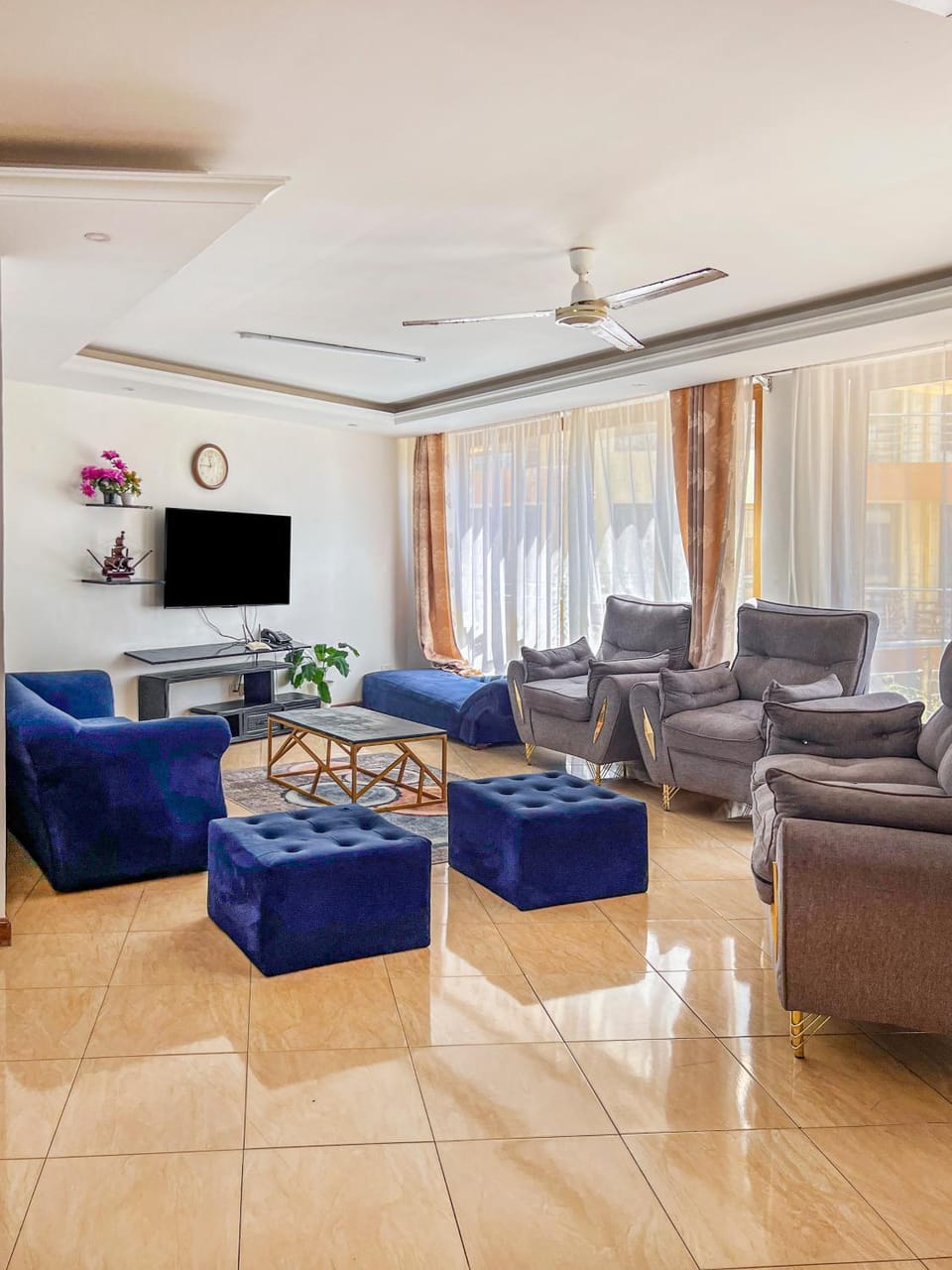 Communal lounge/ TV room, TV and multimedia, Seating area, Family