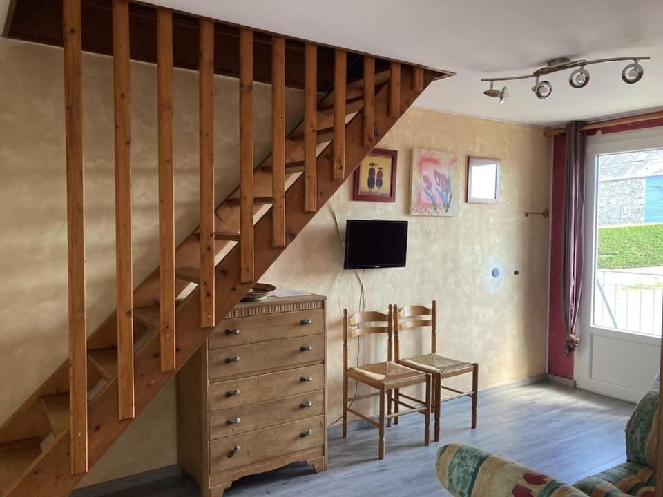 TV and multimedia, Seating area