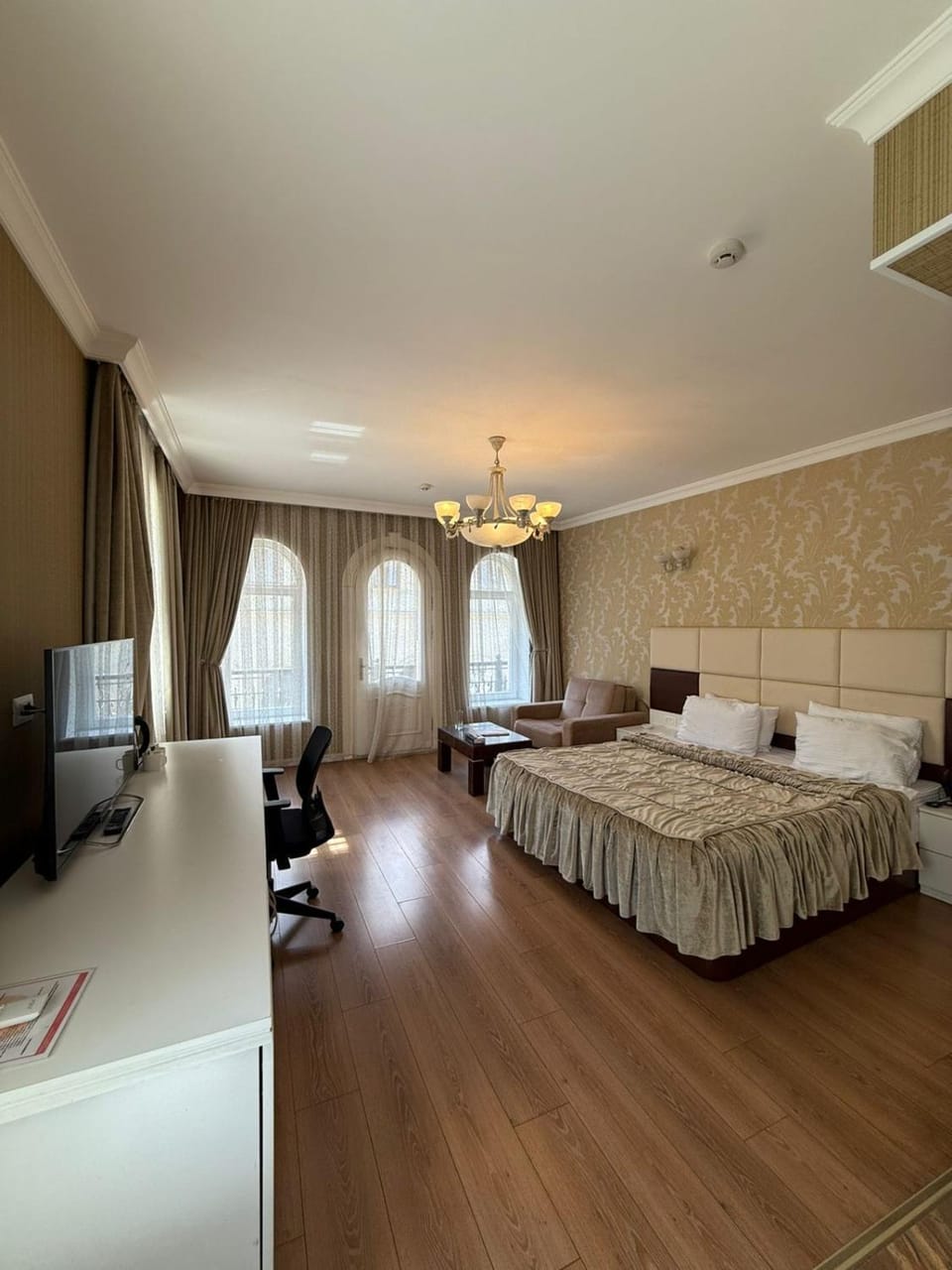 Bed, TV and multimedia, Living room, Photo of the whole room, Seating area, Bedroom