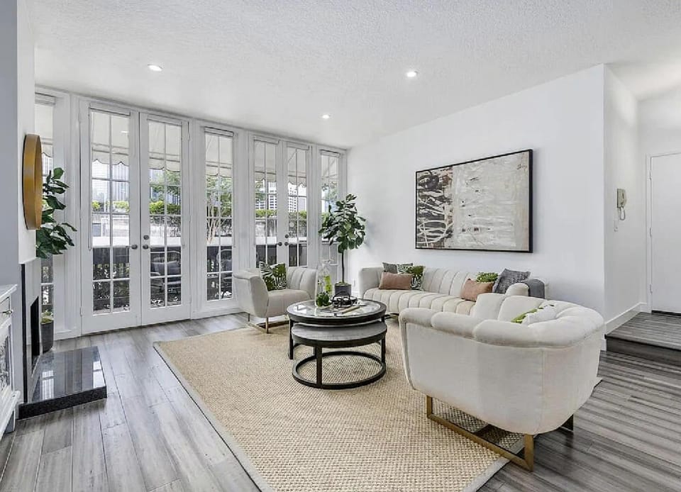 Two Bedroom Apartment with Modern Comforts Apartment in Beverly Hills