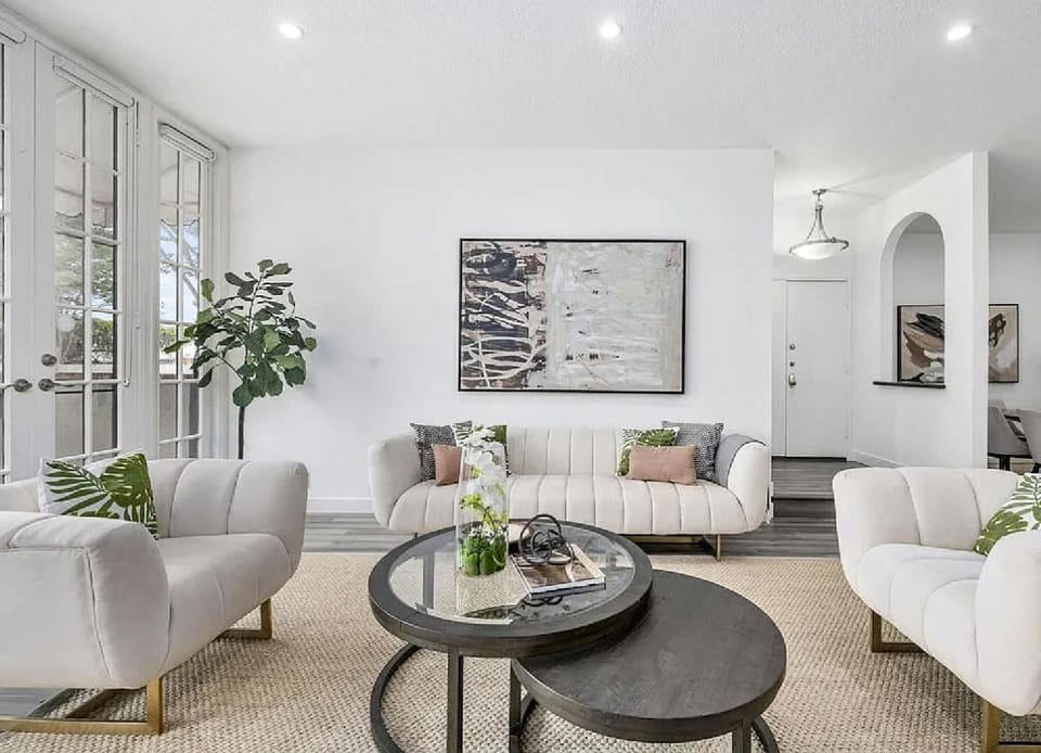 Two Bedroom Apartment with Modern Comforts Apartment in Beverly Hills
