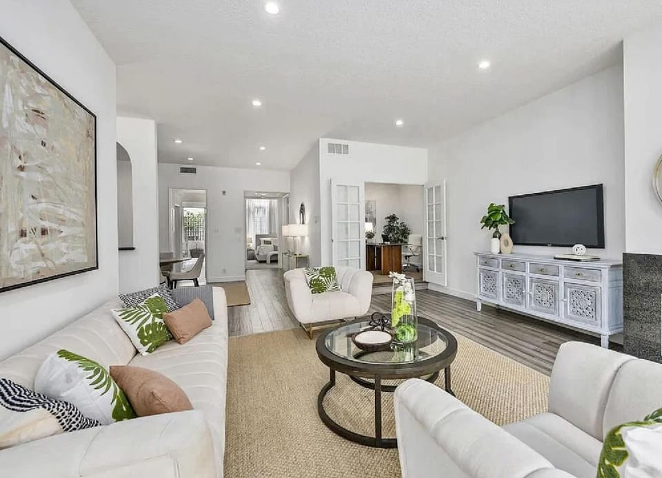 Two Bedroom Apartment with Modern Comforts Apartment in Beverly Hills