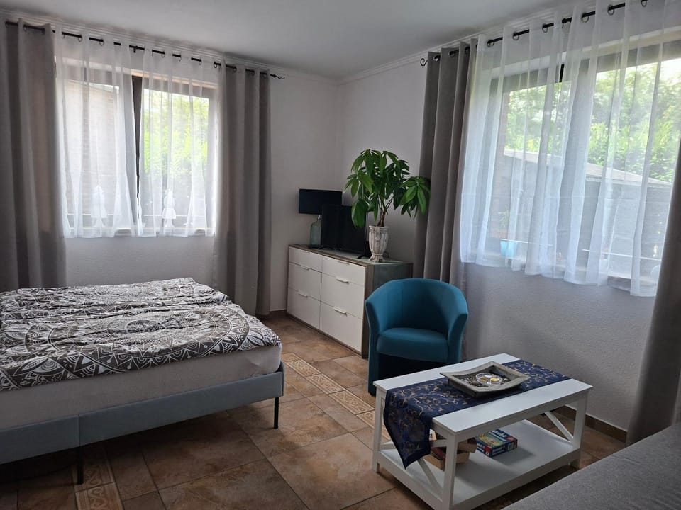 Photo of the whole room, Bedroom