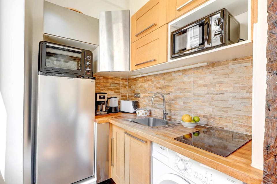 Coffee/tea facilities, Kitchen or kitchenette, oven, stove, toaster