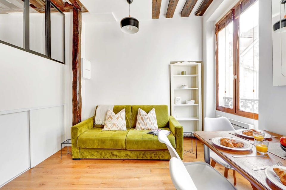 Living room, Food and drinks, Seating area, Dining area, Food