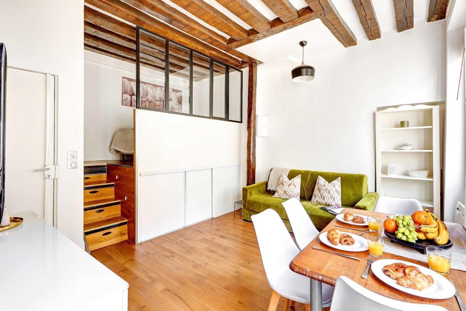 Living room, Food and drinks, Seating area, Dining area, Food, Drinks
