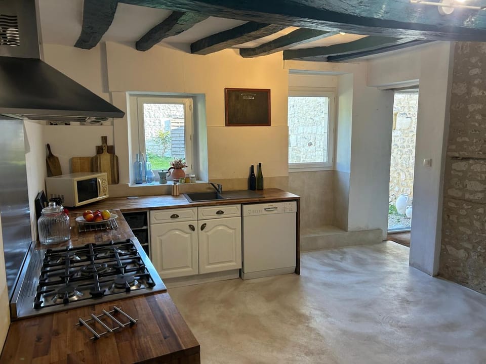 Kitchen or kitchenette, dishwasher, stove