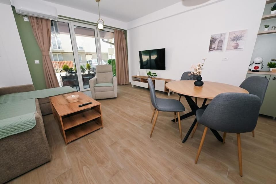 Lujza cozy 2BR APT- free parking, near the lake Apartment in Ohrid