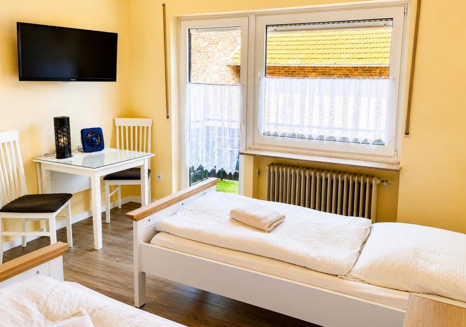 Bed, TV and multimedia, Evening entertainment, Bedroom