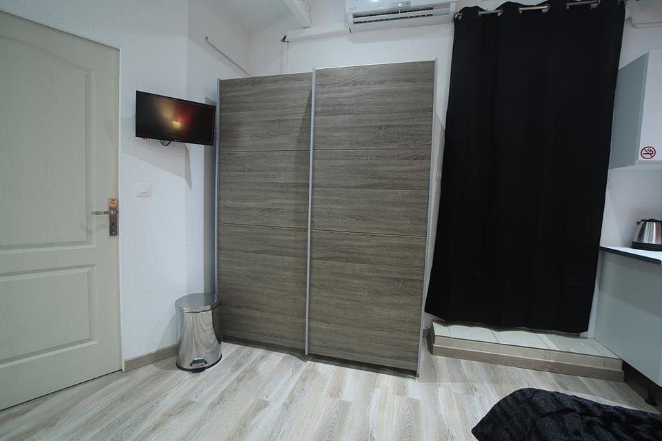 Photo of the whole room, Decorative detail