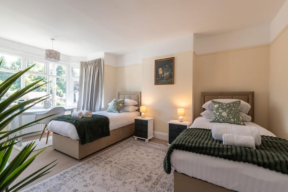 Stylish Family Business Large 4 Bed House Free Parking House in Southampton