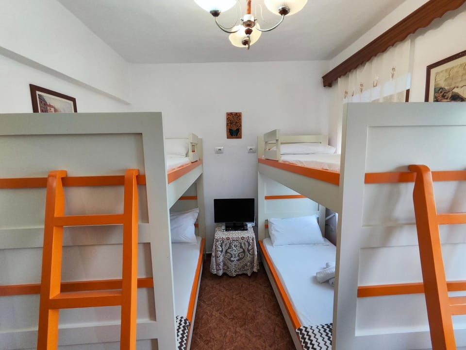 Bedroom, bunk bed
