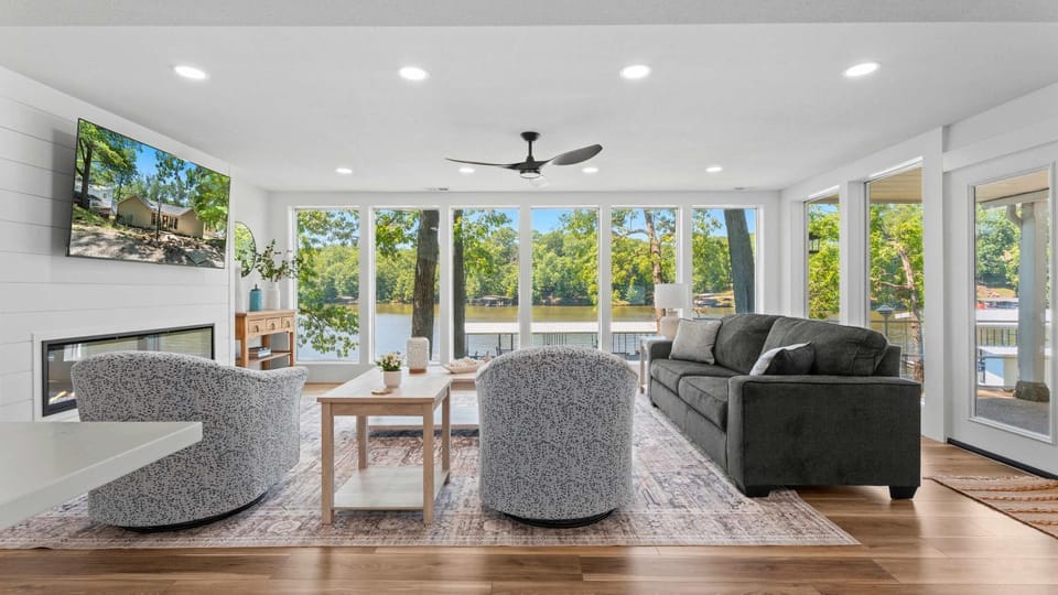 The Ozark Acre 6BDR Lakefront House in Sunrise Beach