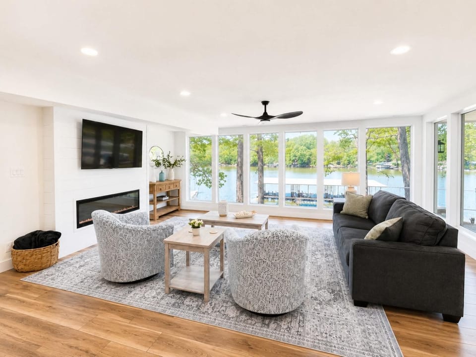 The Ozark Acre 6BDR Lakefront House in Sunrise Beach
