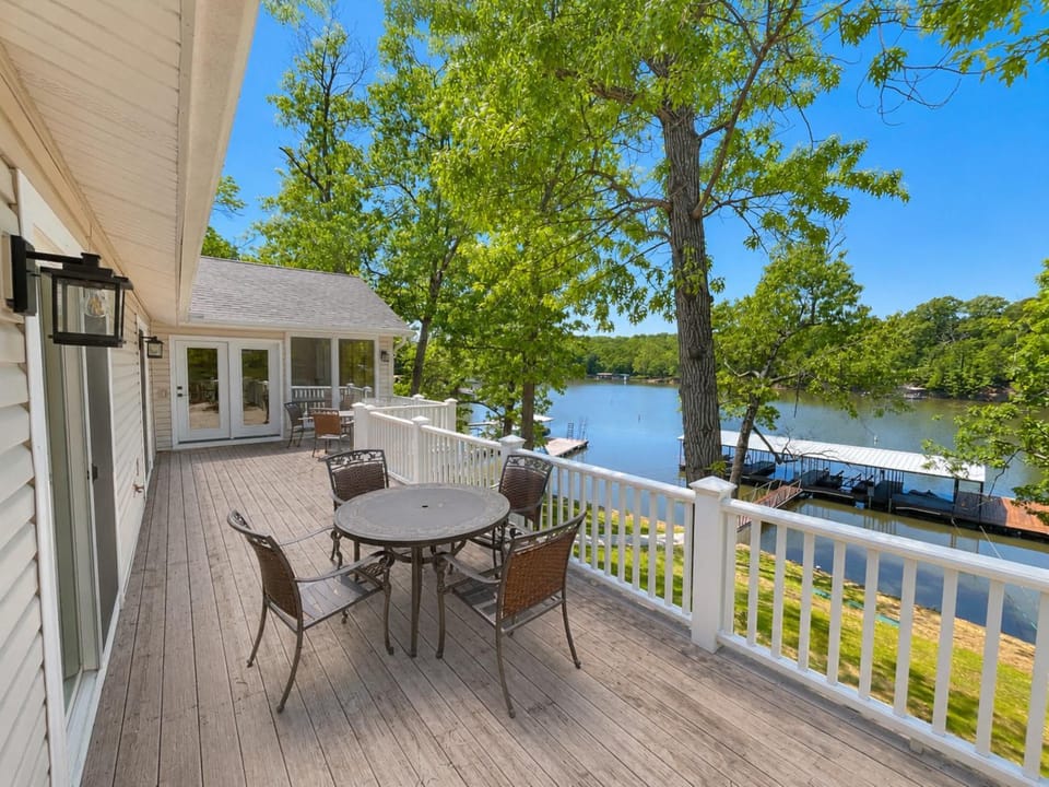The Ozark Acre 6BDR Lakefront House in Sunrise Beach