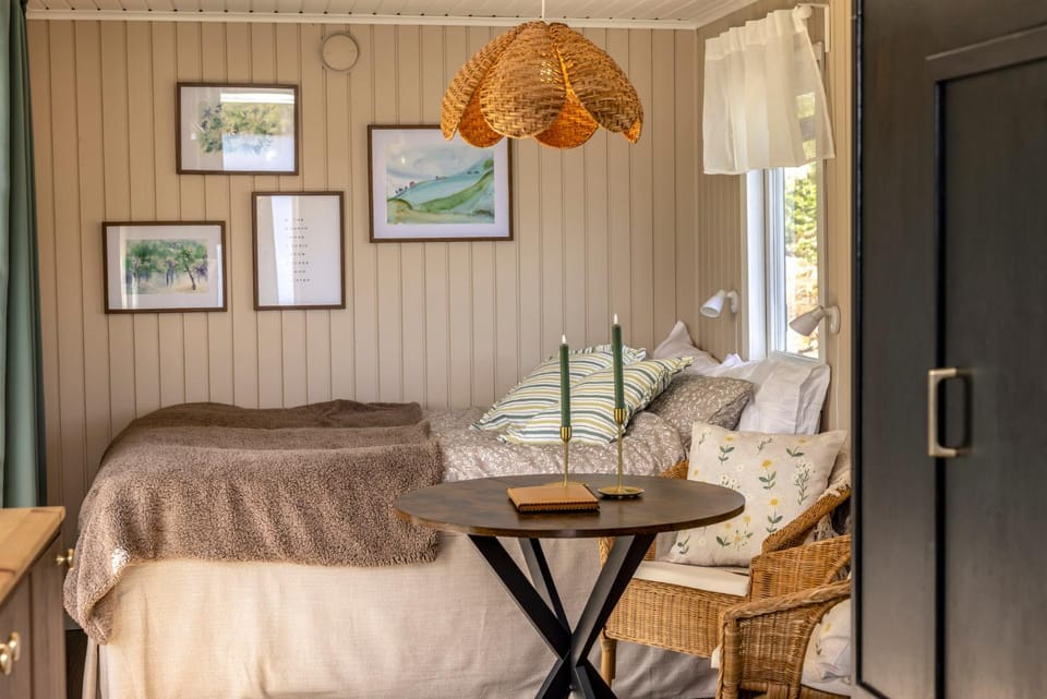 Bed, Photo of the whole room, Seating area