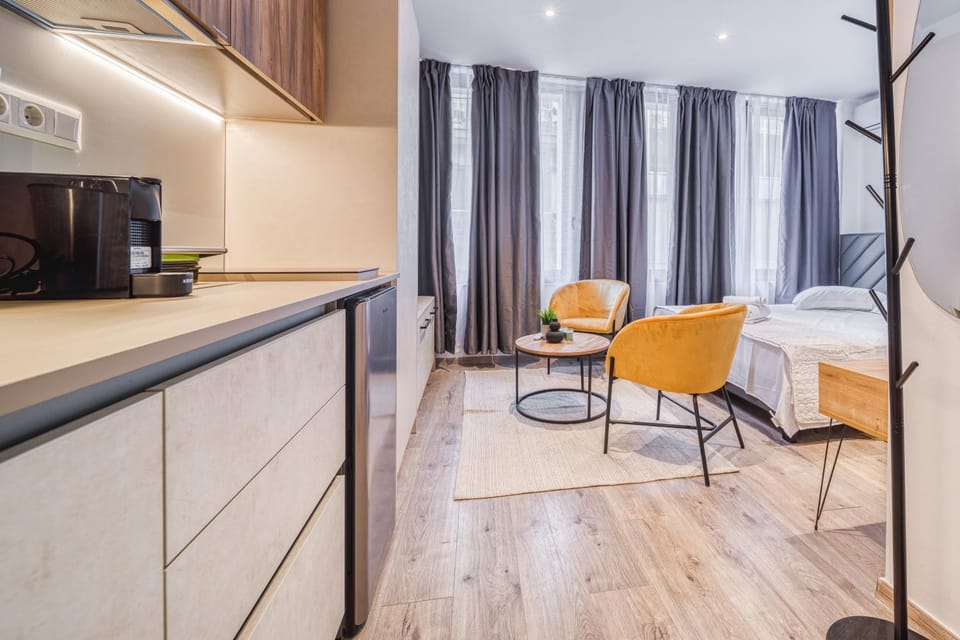 TV and multimedia, Kitchen or kitchenette, Seating area