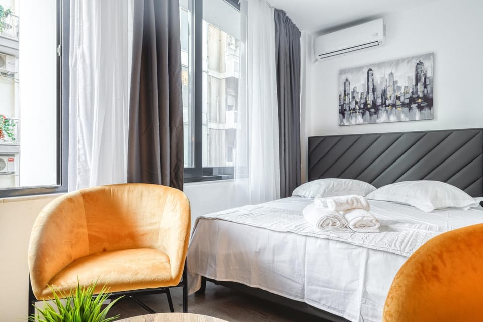 Bed, Seating area, Bedroom, air conditioner