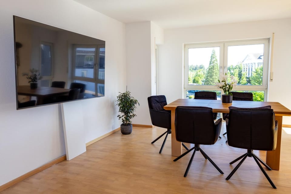 TV and multimedia, Living room, Seating area, Dining area