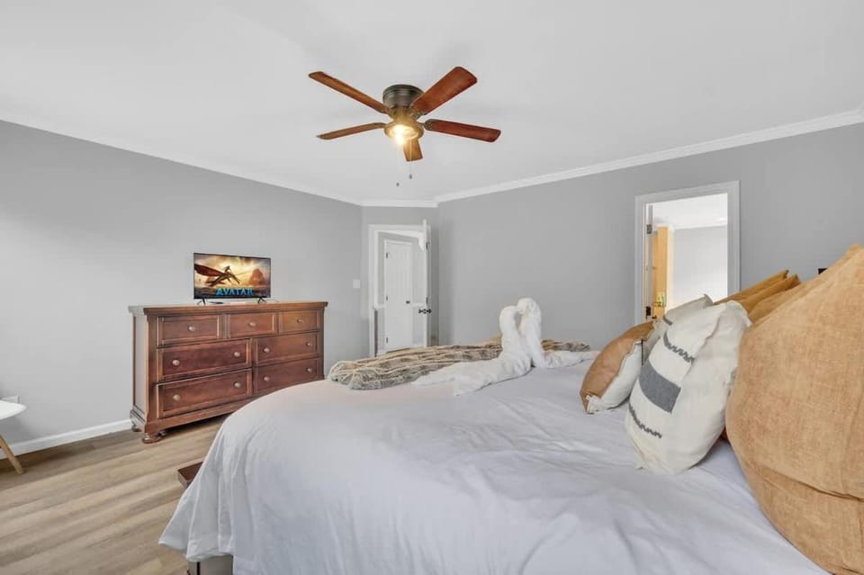King Bed - Large Yard - Near UNCC - Concord Mills House in Concord