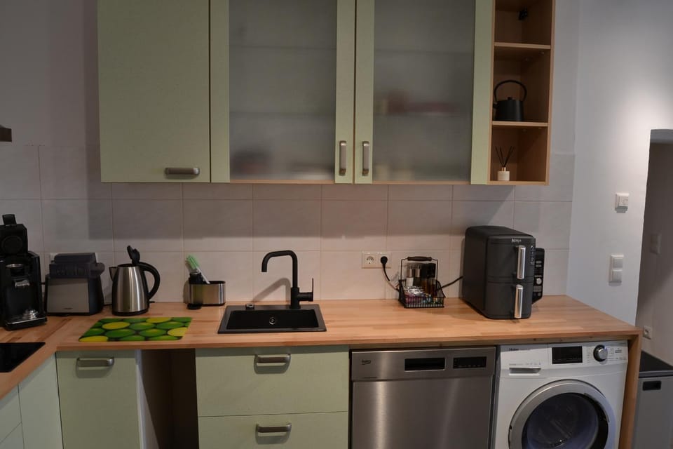 Coffee/tea facilities, Kitchen or kitchenette, dishwasher, stove, washing machine