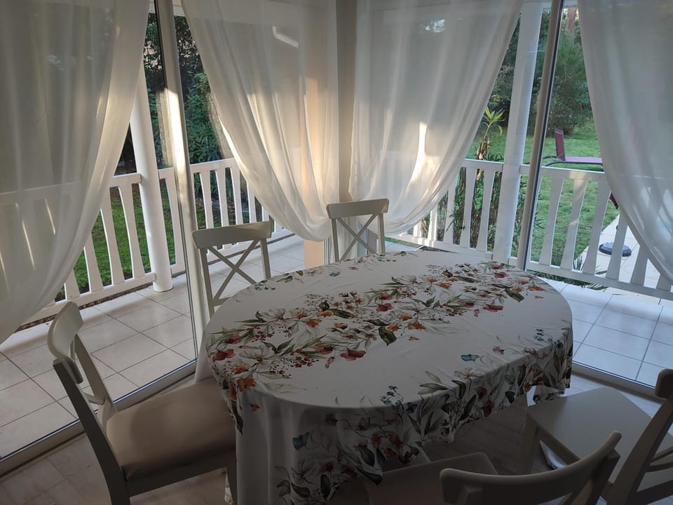 Seating area, Dining area