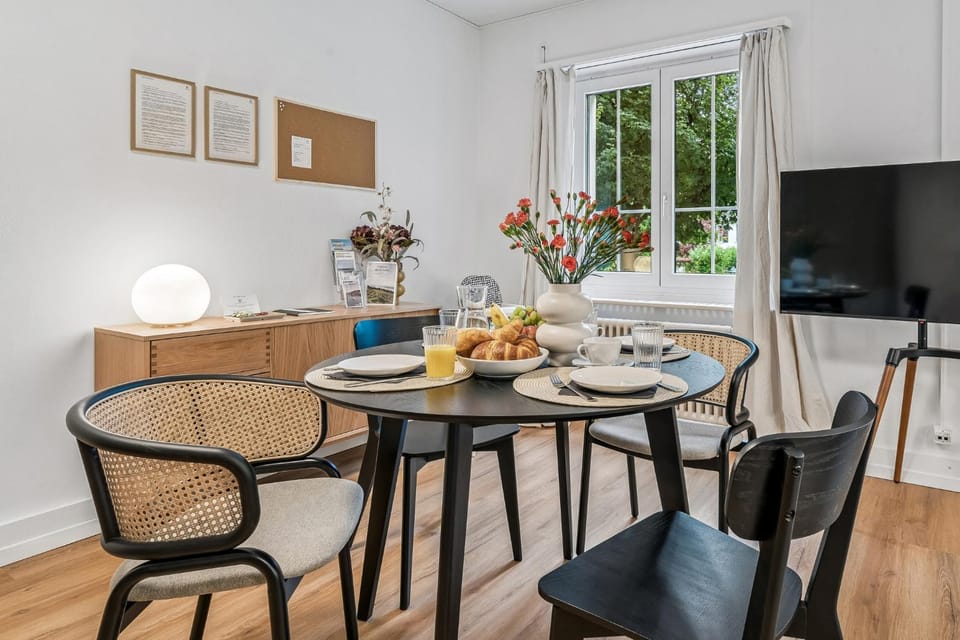 Dining area, Food