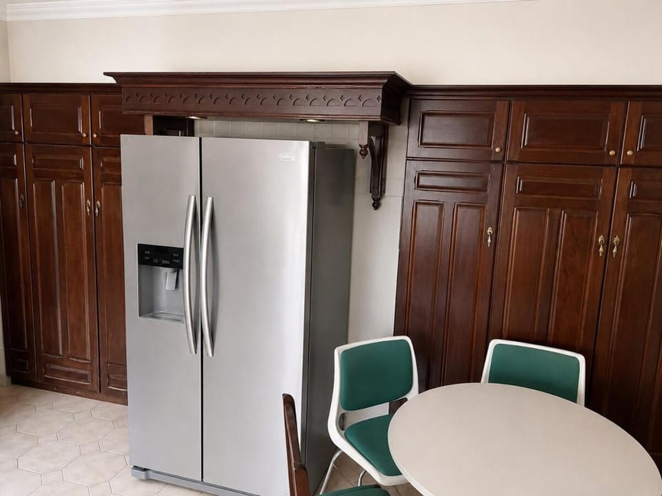 Spacious 5-Bedroom Townhouse in Central Thurles Apartment in Co. Tipperary, Ireland