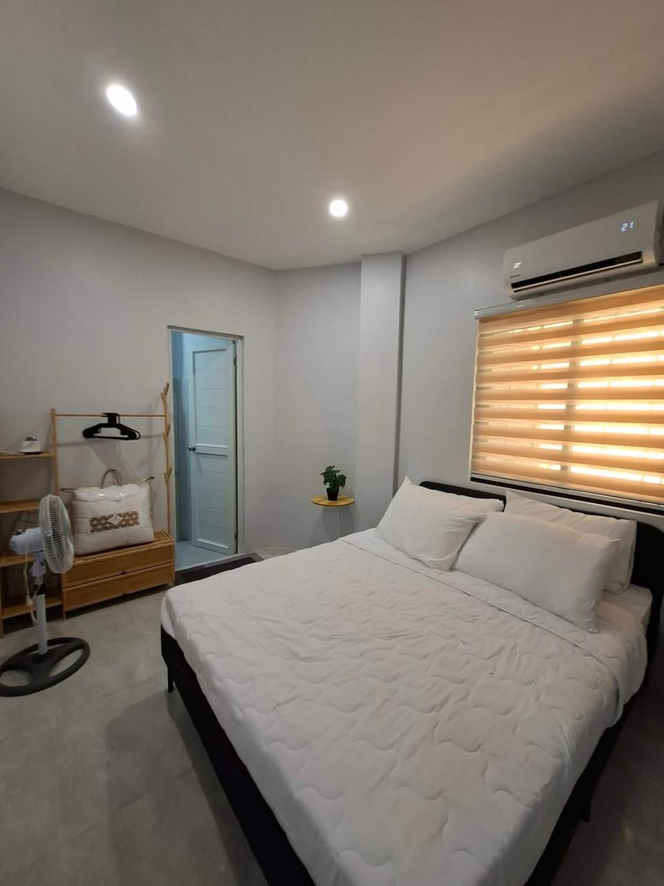 Bed, Photo of the whole room, Bedroom, air conditioner