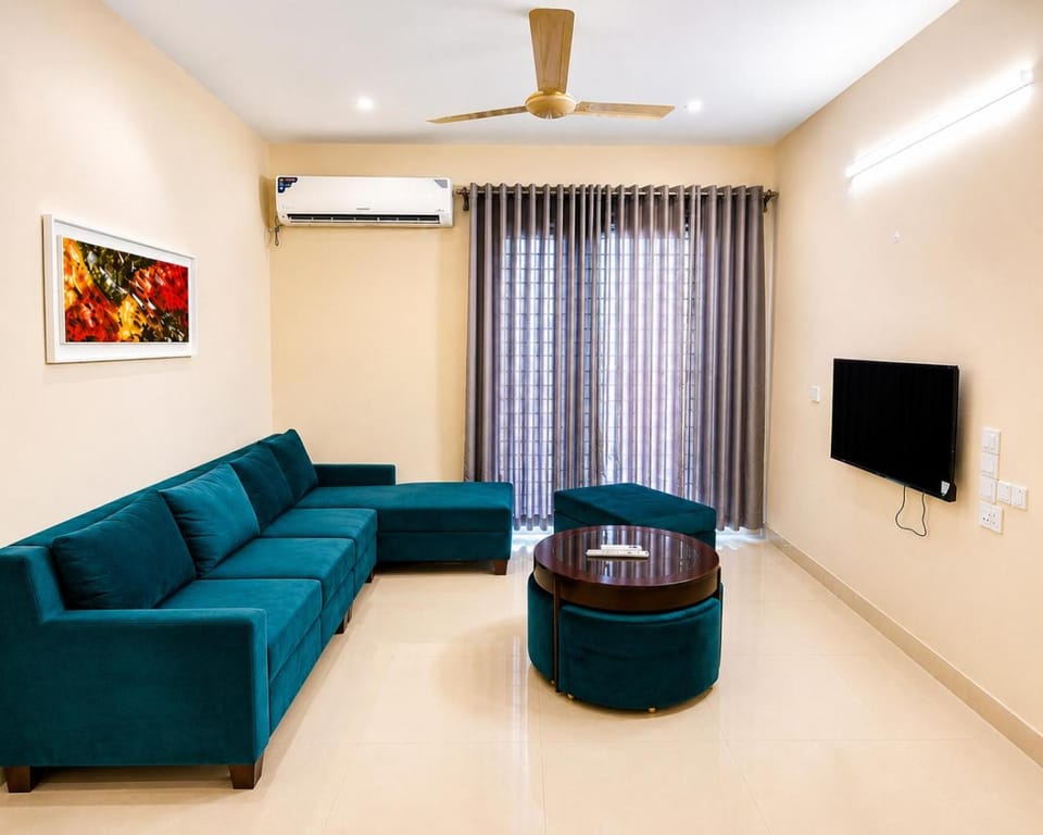 Communal lounge/ TV room, TV and multimedia, Living room, Seating area, Evening entertainment, air conditioner