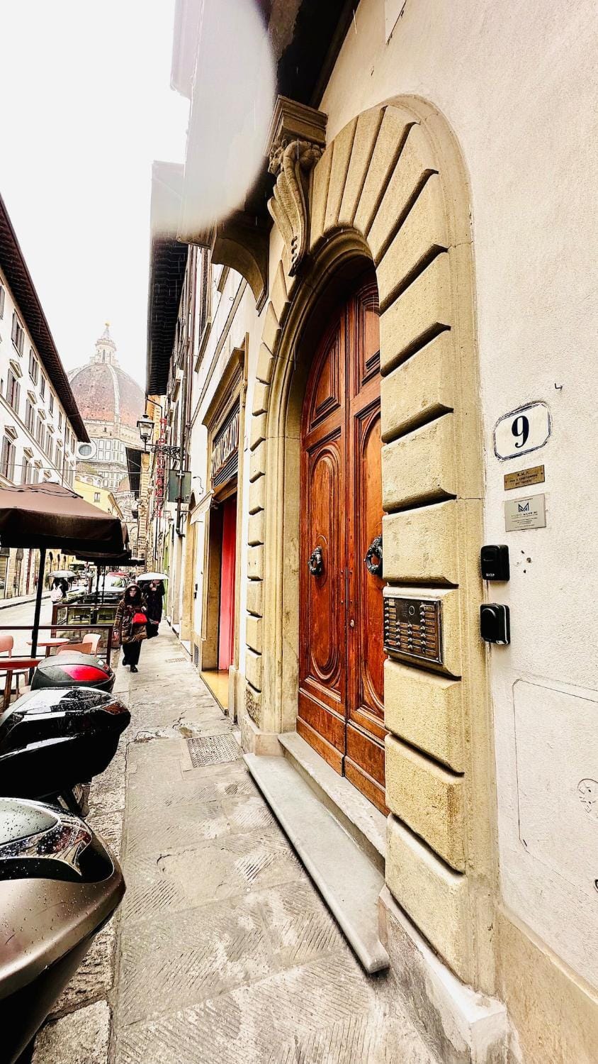 Luxury Apartment Near the Duomo accommodate up to 4 people Apartment in Florence