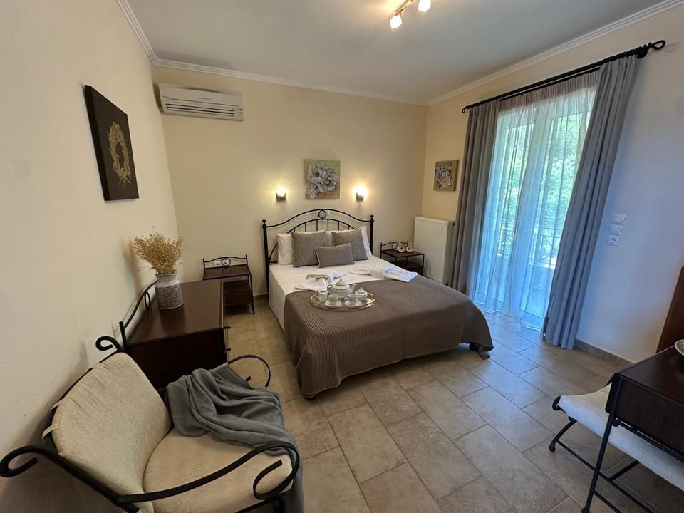 Bed, Photo of the whole room, towels, air conditioner