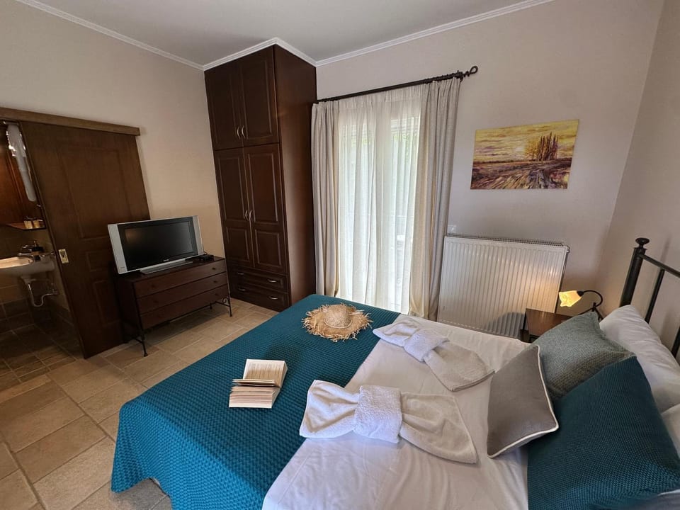 Bed, TV and multimedia, Photo of the whole room, Bedroom, towels