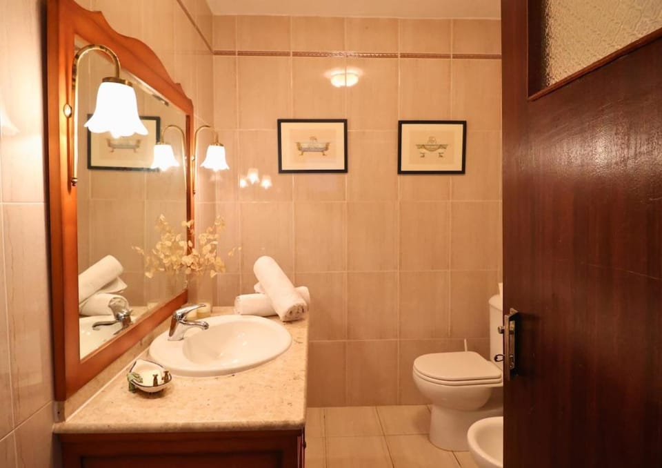 Shower, Toilet, Bathroom, bidet, towels