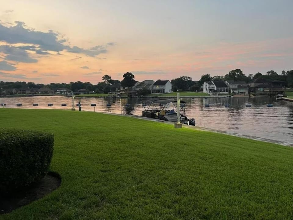 Waterfront Townhome, 3BR, 2 Pools, Sleeps 8 House in Lake Conroe