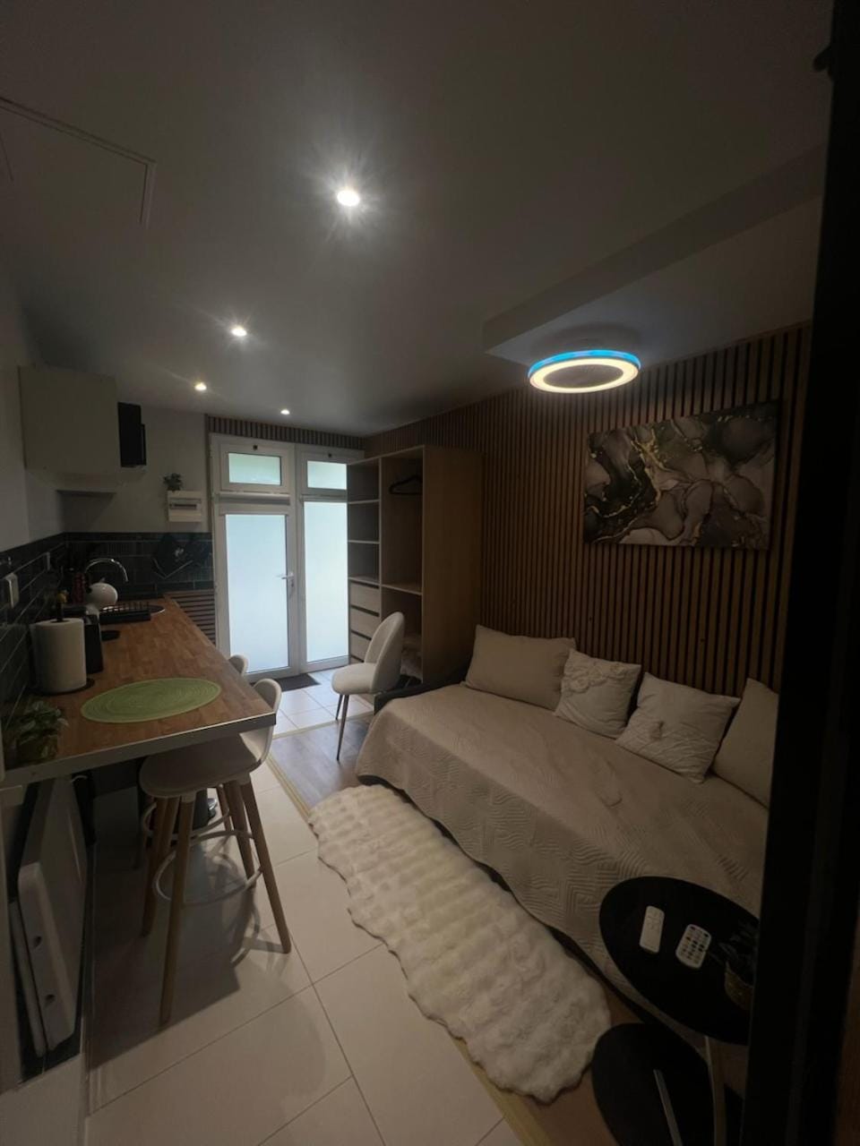 Bed, Seating area, Dining area