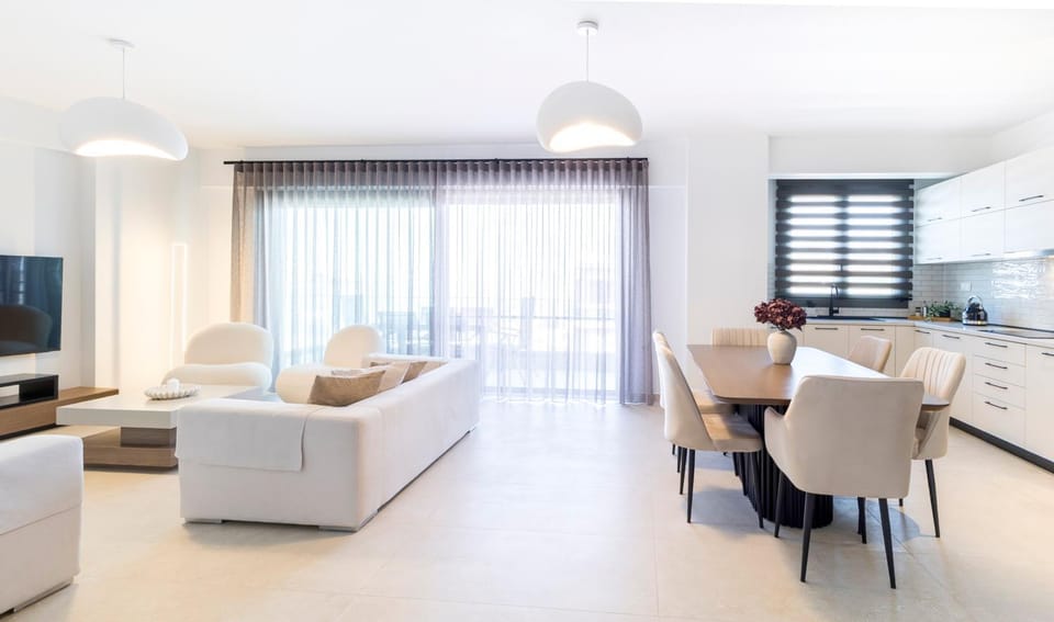 TV and multimedia, Kitchen or kitchenette, Living room, Seating area, Dining area