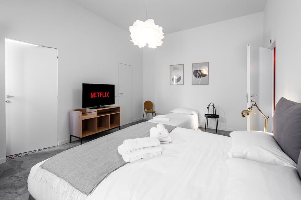 Bed, TV and multimedia, Photo of the whole room, Bedroom, towels