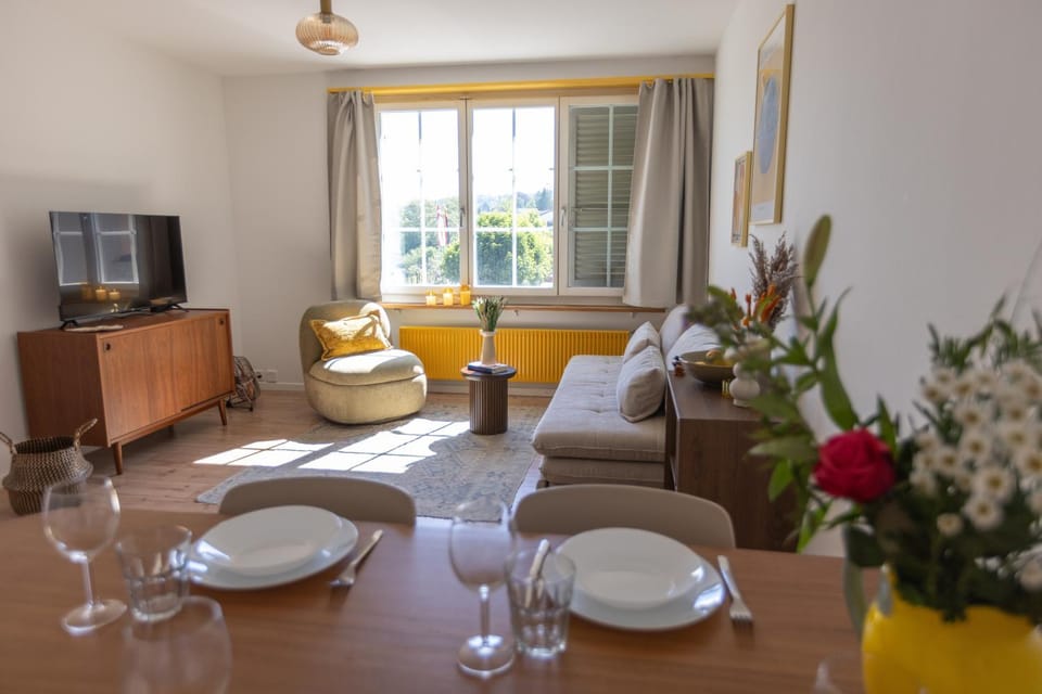 TV and multimedia, Living room, Seating area, Dining area, Evening entertainment, internet