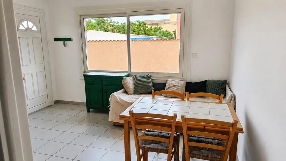 Bed, Dining area