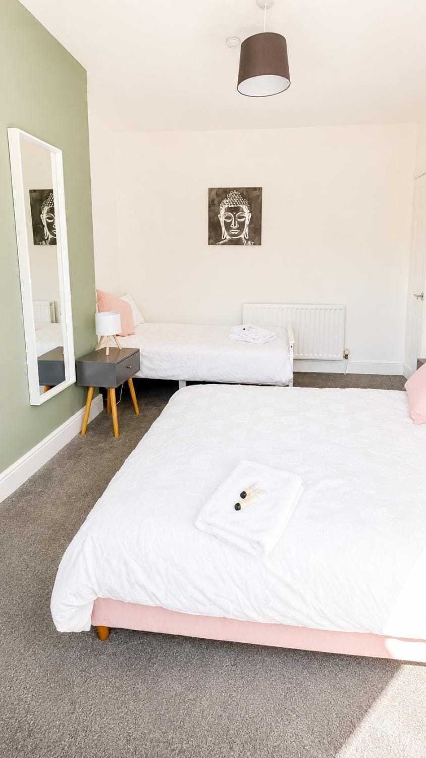 Gateshead Urban 3 Bed Home Sleeps 7, Free Parking Apartment in Gateshead
