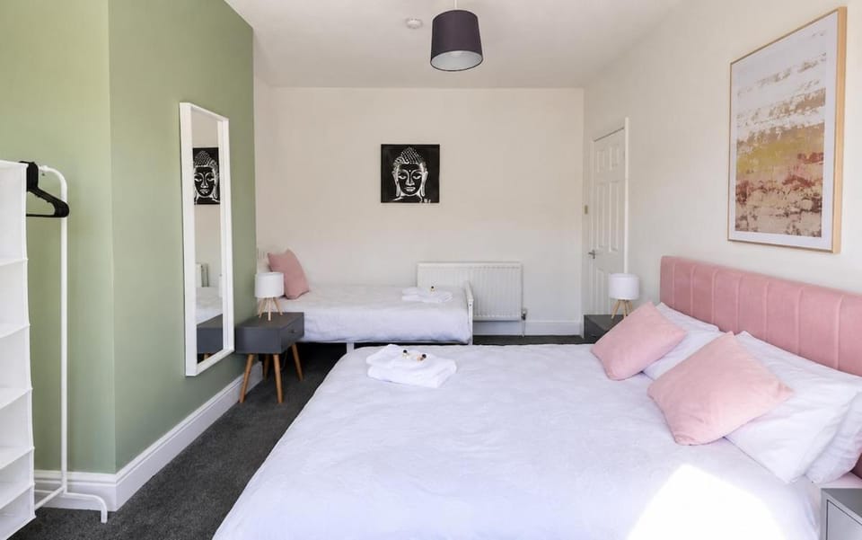 Gateshead Urban 3 Bed Home Sleeps 7, Free Parking Apartment in Gateshead